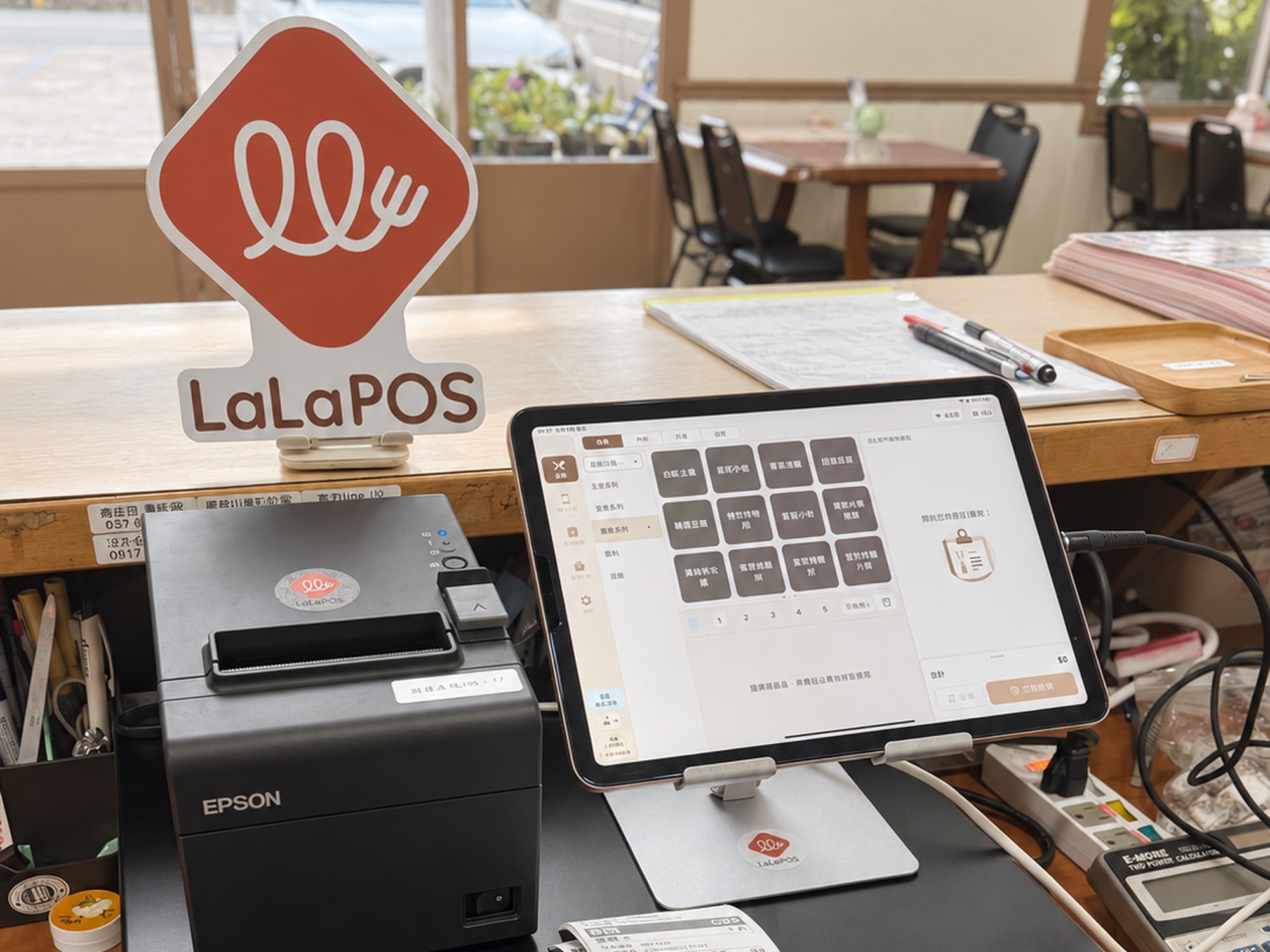 崛起山城美食餐廳店內以 LaLaPOS 進行點餐與備餐